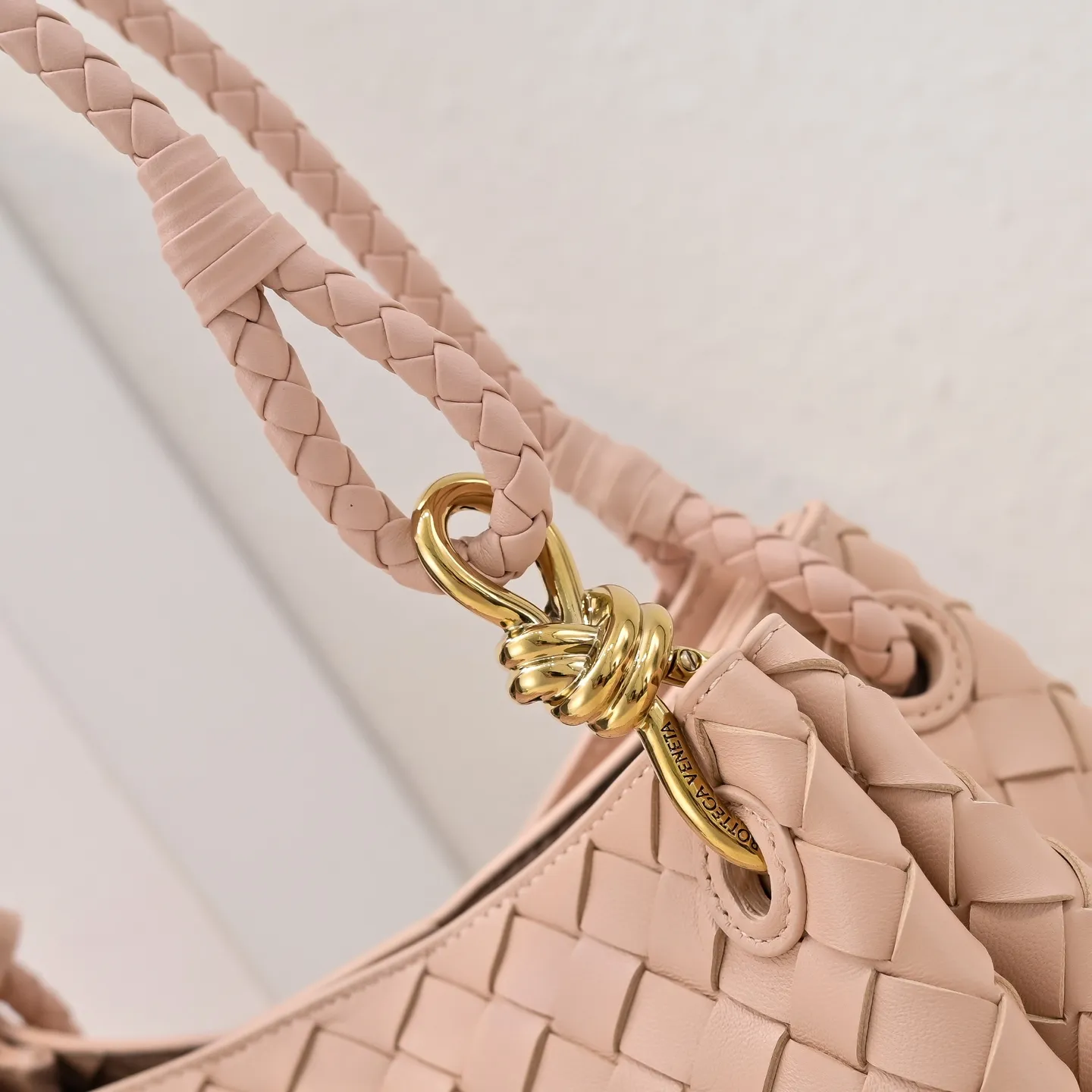 Batch 2060 BOTTEGA VENETA 2025 Autumn New Product Medium Parachuta The long-awaited new medium parachuta is here, with a unique appearance and iconic metal knots, and a whole piece of leather folds the four corners into a parachute shape! The exquisite Knot metal buckle is like putting jewelry on a bag. It is high-end and elegant. Its super capacity can hold all your things! The overall effect of this bag is very different from before. It is neither too delicate to provide a large capacity nor too bulky because of its practicality. It simply provides a perfectly suitable bag for casual and simple people👜 Style number: 5921 Size: 29.5*18.5*17.5cm